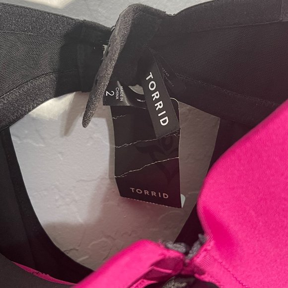 *SOLD* Torrid Fuchsia and Black Underwire Chemise w/ Garter 2 2X 18/20 - Picture 6 of 8